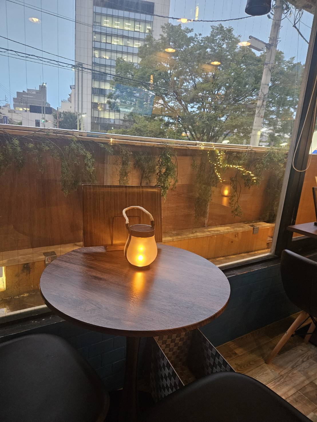 窓辺のテーブル席と街の景色
