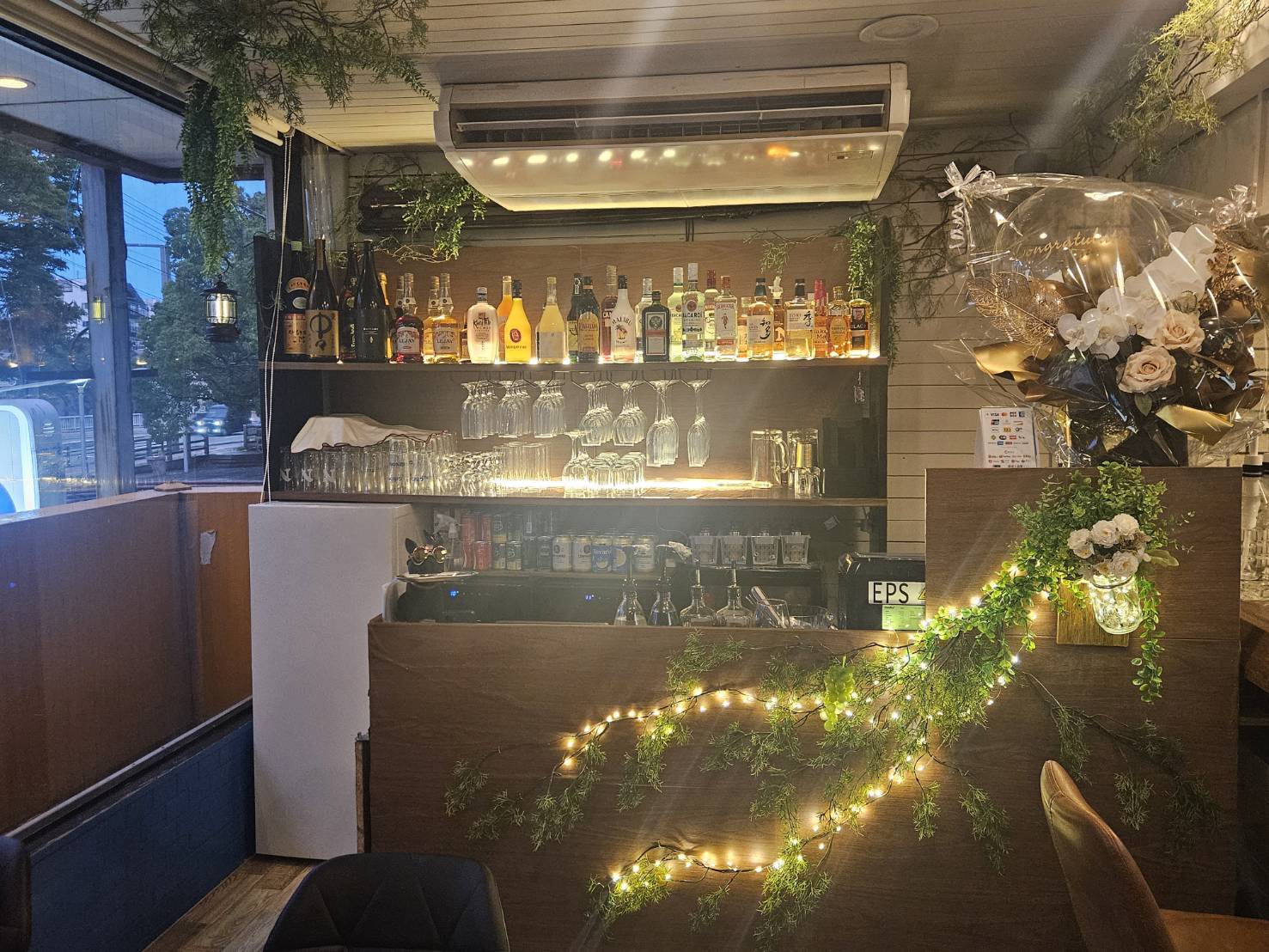店内の枝と灯り