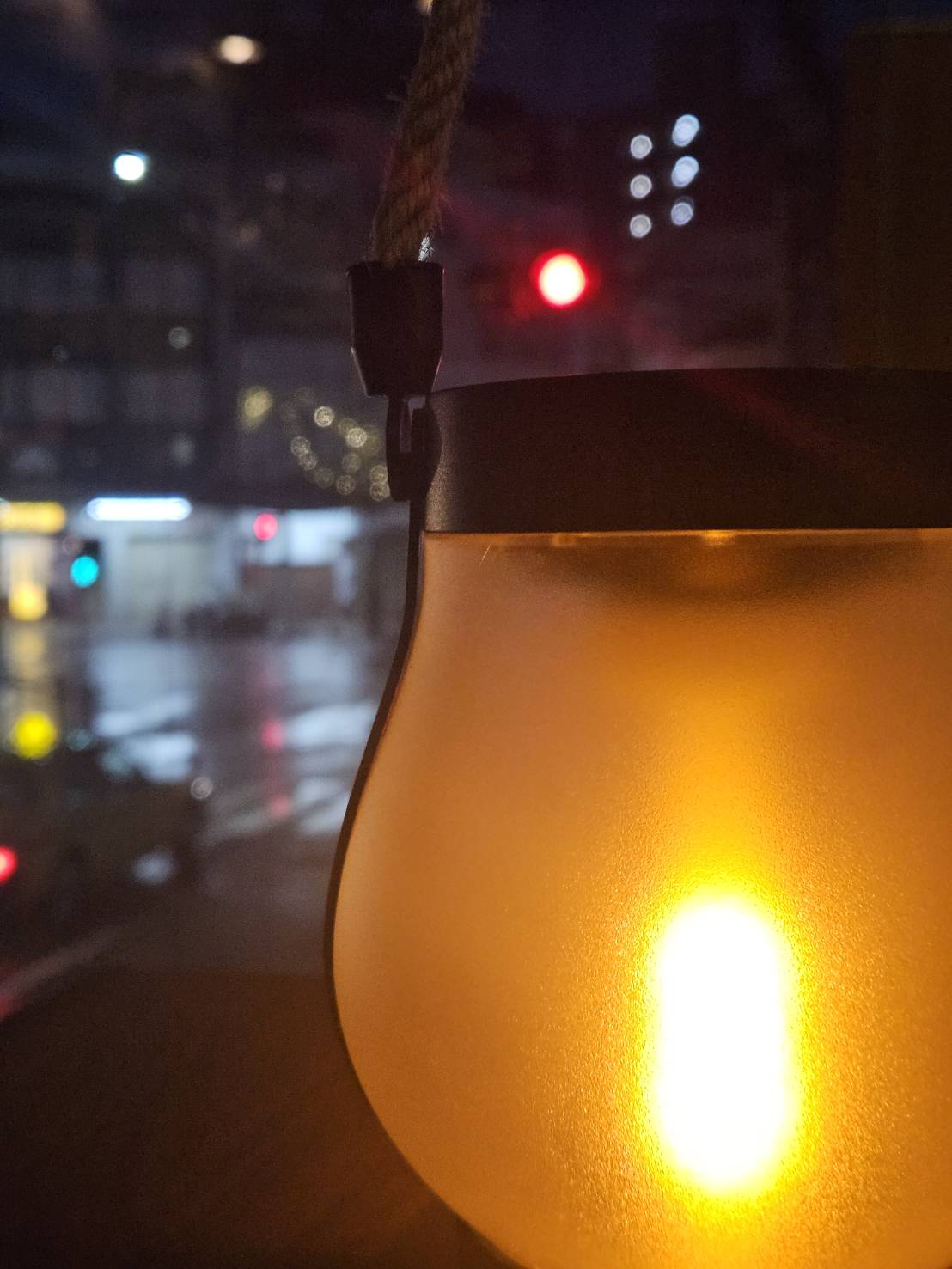 テーブルの灯りと夜の街並み